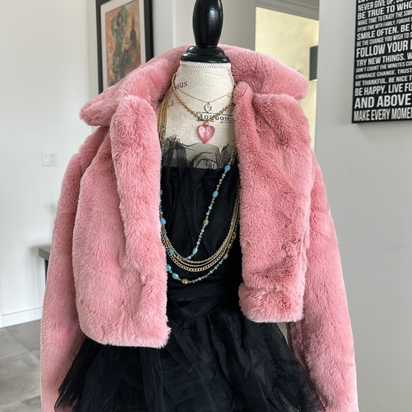 BRAND NEW GORGEOUS FANCY AND SOFT MAUVE VEGAN FUR OUTERWEAR COAT! SIZE MEDIUM! - Picture 3 of 17